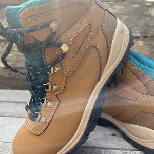 Columbia Newton Ridge Plus Waterproof Hiking Boot Elk and River Blue